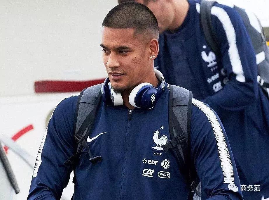 勒夫传递c罗,德国队主教练勒夫戴三色手环