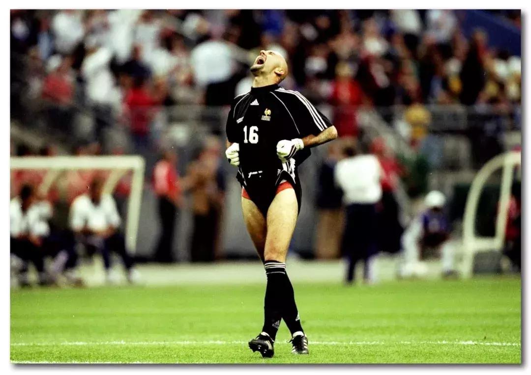 足球场为什么球员要吐口水,为什么足球运动员随意吐痰