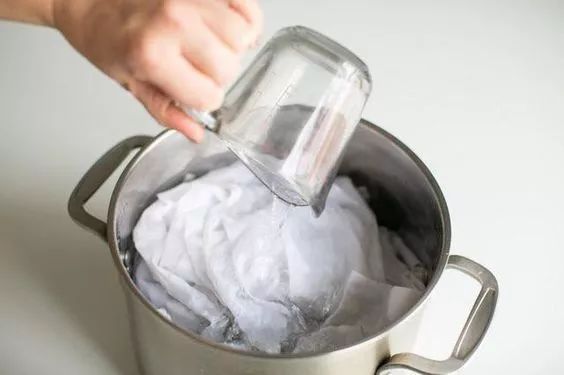 用漂白剂把白色衣服漂黄了怎么办,衣服发黄不要怕用它泡一泡