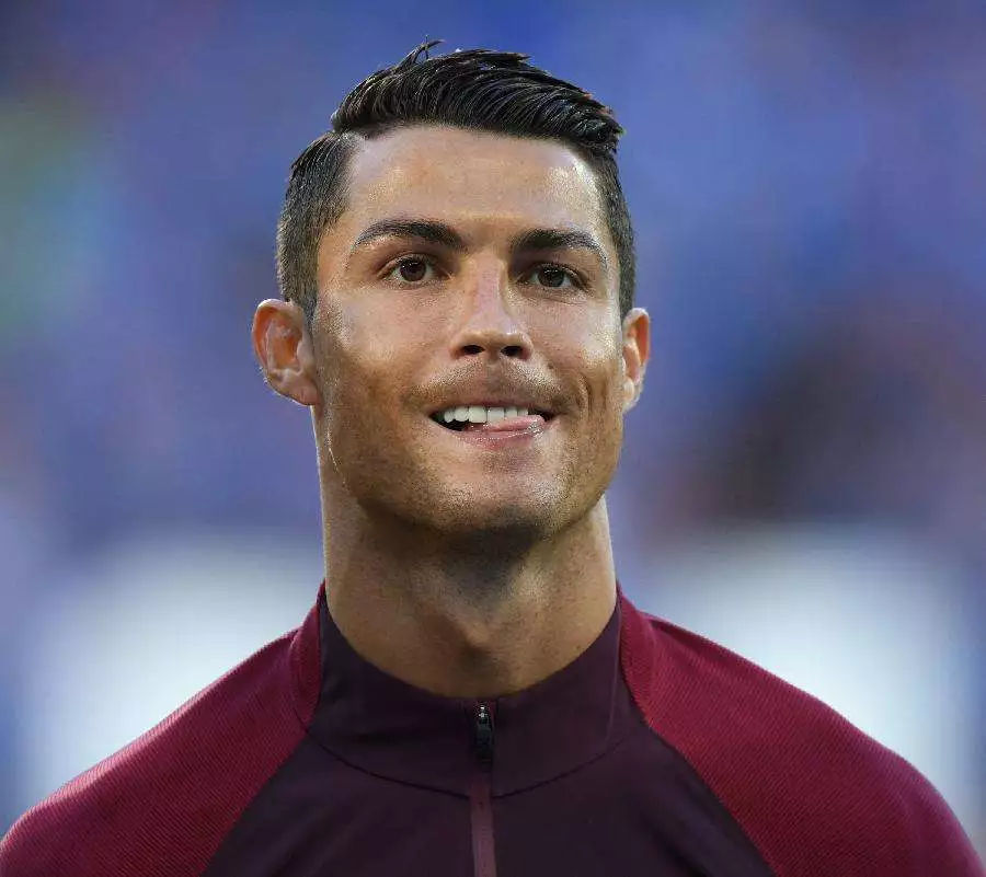 20米高C罗彩绘惊现喀山市中心，眨眼放电成旅游景点