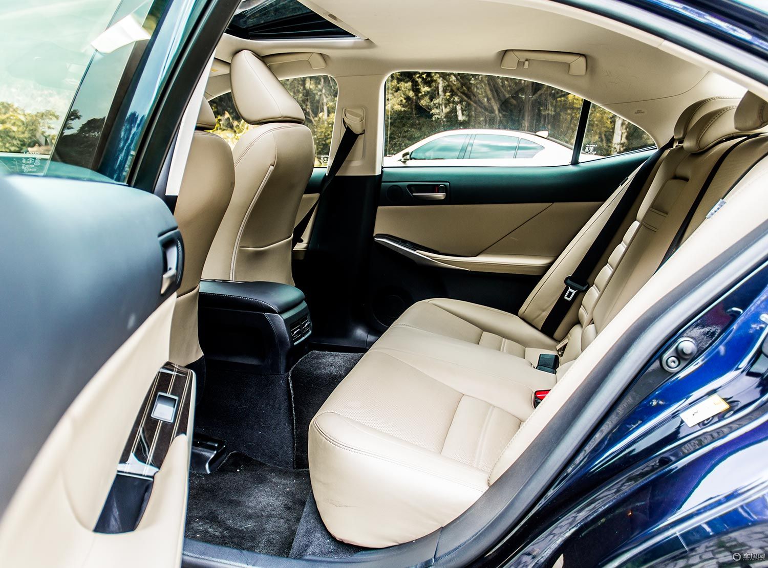 这款高颜值轿车不只男人喜欢女孩看了也瞬间心动实拍雷克萨斯IS