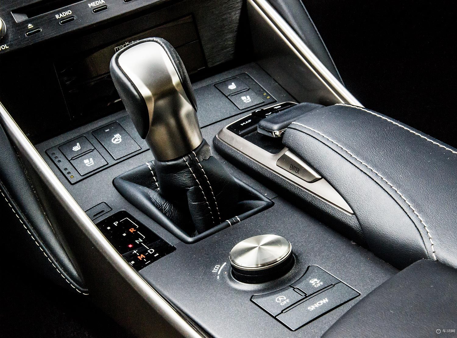 这款高颜值轿车不只男人喜欢女孩看了也瞬间心动实拍雷克萨斯IS