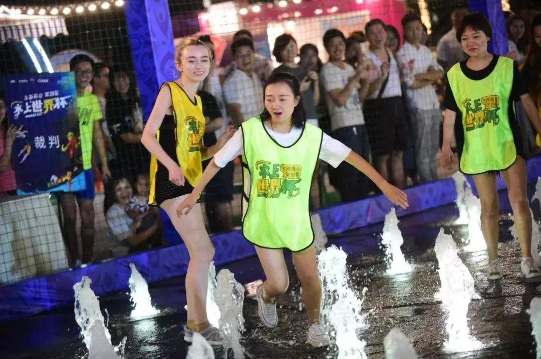又凉凉？不如来喷泉踢球湿身凉凉！