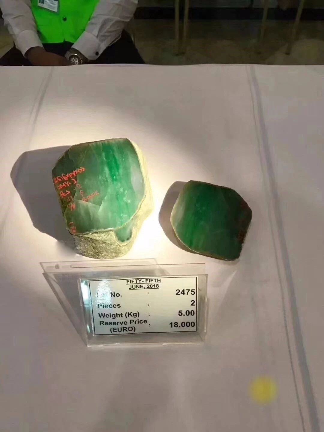 帝王绿翡翠，人人口耳相传，或许只有在缅甸翡翠公盘才能见得到吧