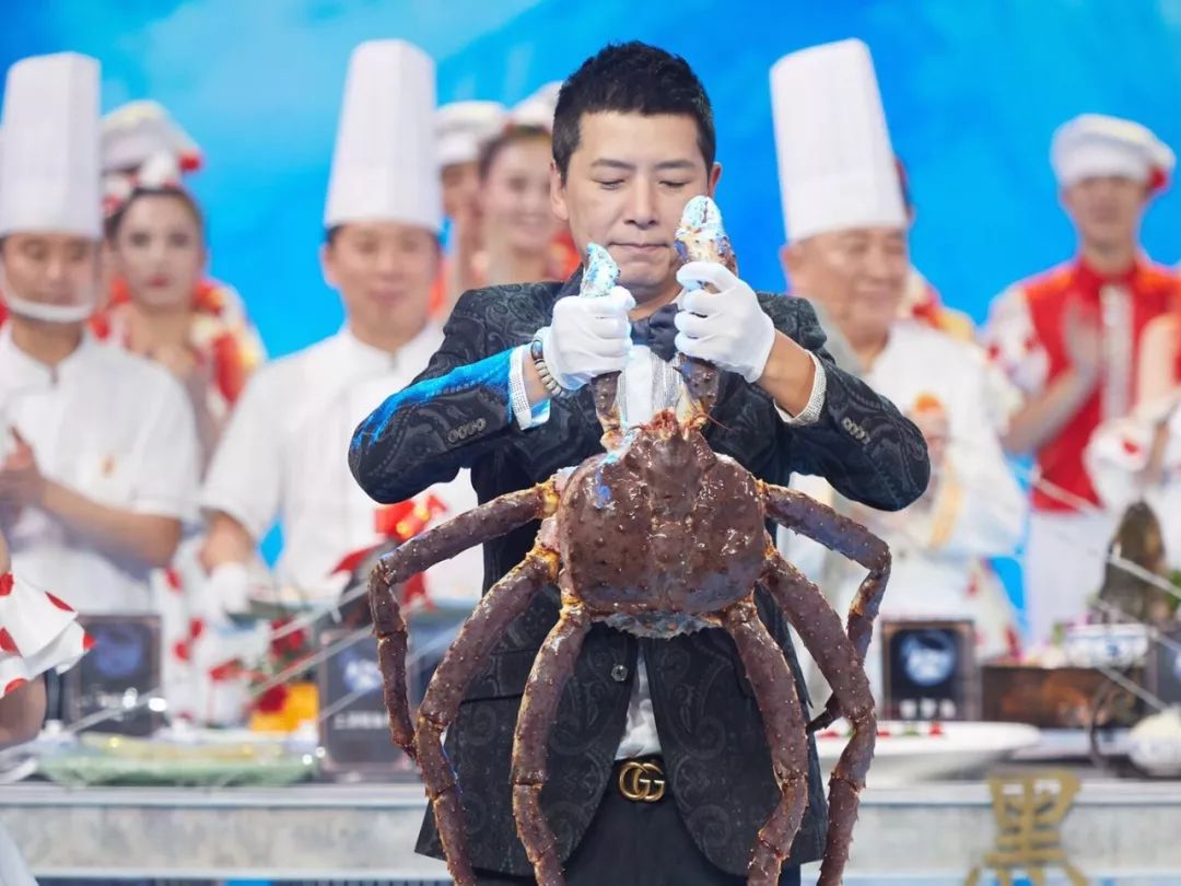 世界杯球员疯抢的那颗足球,踢到了央视的舞台上