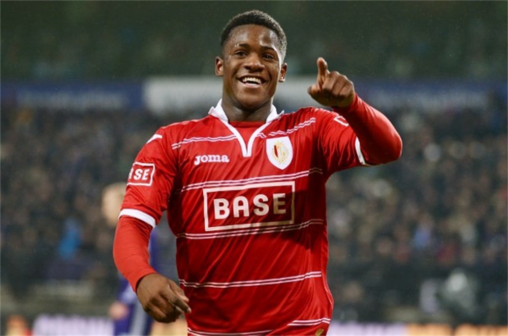 硬汉的蠢萌心！比利时锋霸爱穿海绵宝宝*裤内**演绎快乐足球