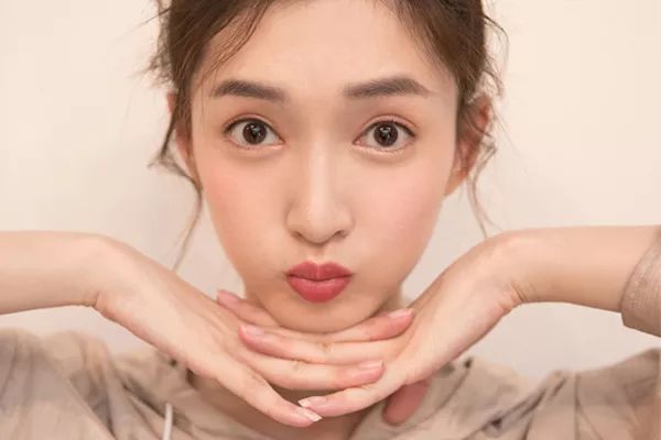 戚薇直播间润唇膏,戚薇用的什么牌子的润唇膏