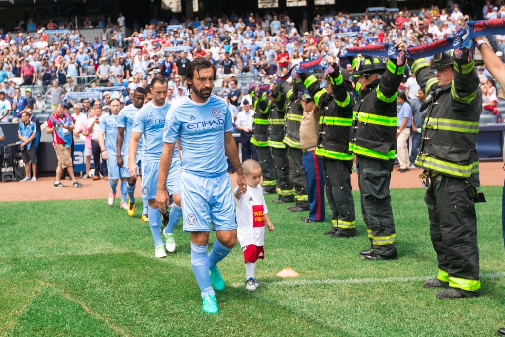 足球队牵手的孩子,足球比赛牵的小孩怎么选的