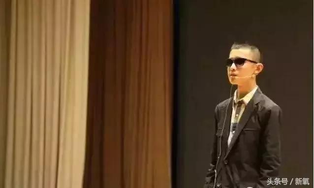 看了易烊千玺演唱会后的反应,易烊千玺喜欢宋祖儿吗