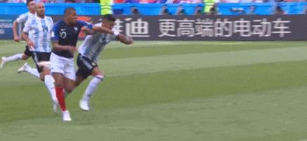 姆巴佩梅开二度绝杀巴萨,法国杯姆巴佩造三球