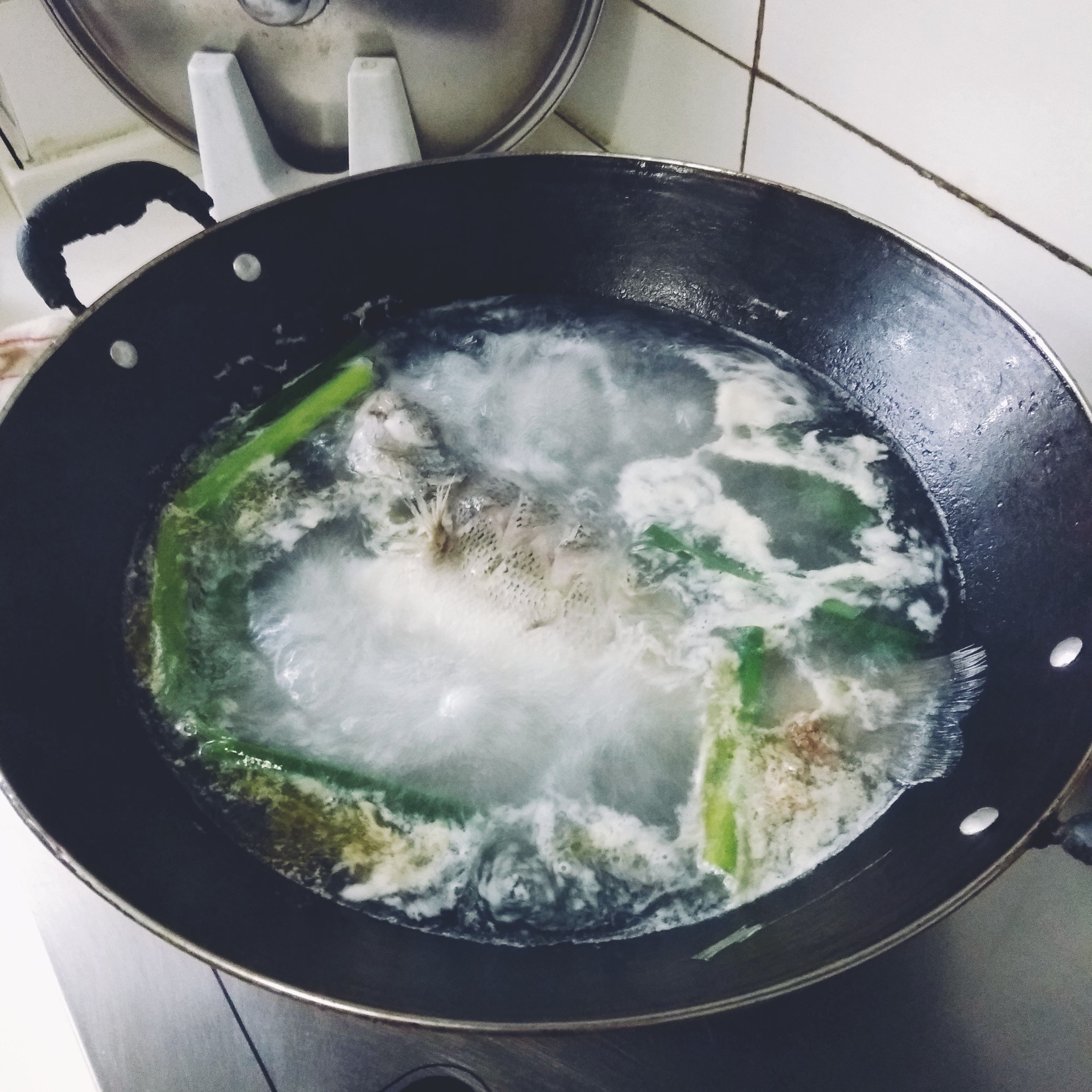 夏天煎饼锅太热怎么防范,煎锅怎么防止爆油