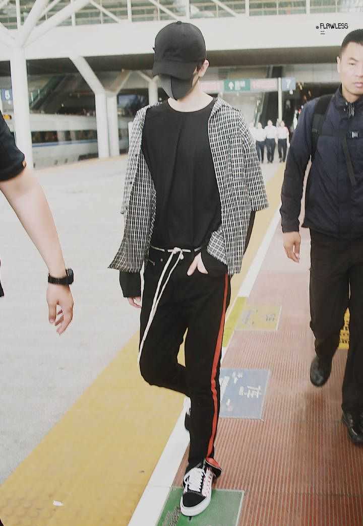 蔡徐坤花样系鞋带,杨幂礼服蔡徐坤