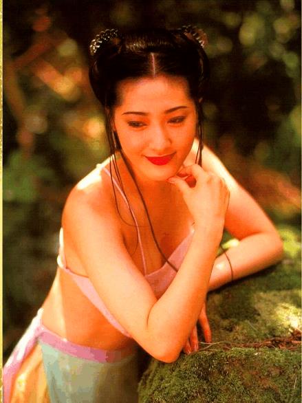 她有着亚洲第一美的上围，因演潘金莲而家喻户晓，如今和豪门交往