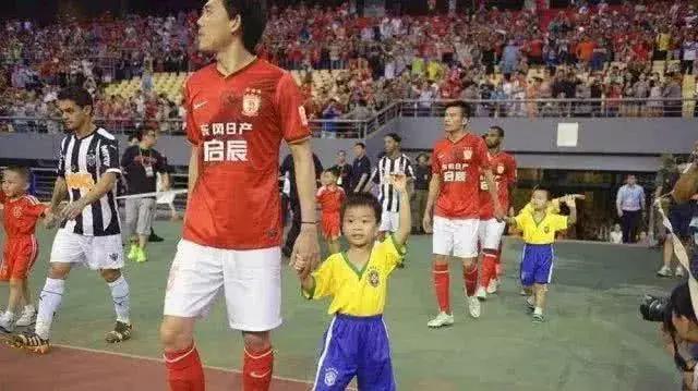 足球比赛出场为什么要带着小孩,为什么足球比赛开场前要有小孩子