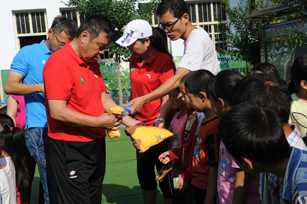 建党日慰问老党员,建党节慰问老党员活动报道