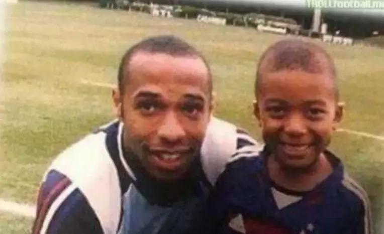 阿根廷2014年女球迷哭了,19岁少年震撼阿根廷