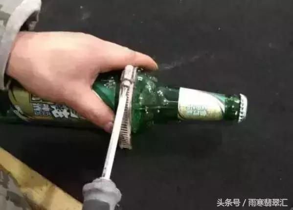 月薪3000小伙拿啤酒瓶做出上亿帝王绿手镯送女友,骚年好手艺!
