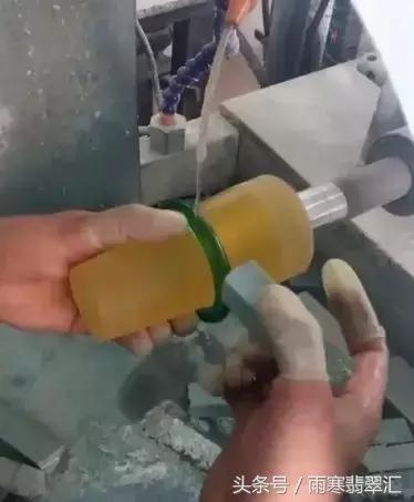 月薪3000小伙拿啤酒瓶做出上亿帝王绿手镯送女友,骚年好手艺!