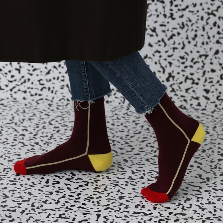 夏天露腿穿袜子好还是不穿显腿长,别再露脚踝了秋天露袜才是真时髦