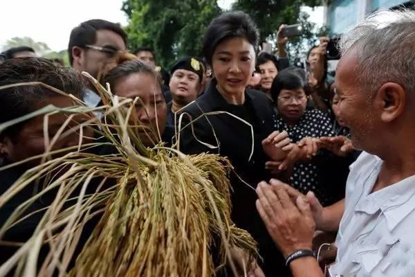 泰国总理英拉惊艳的照片,世界华人女总统