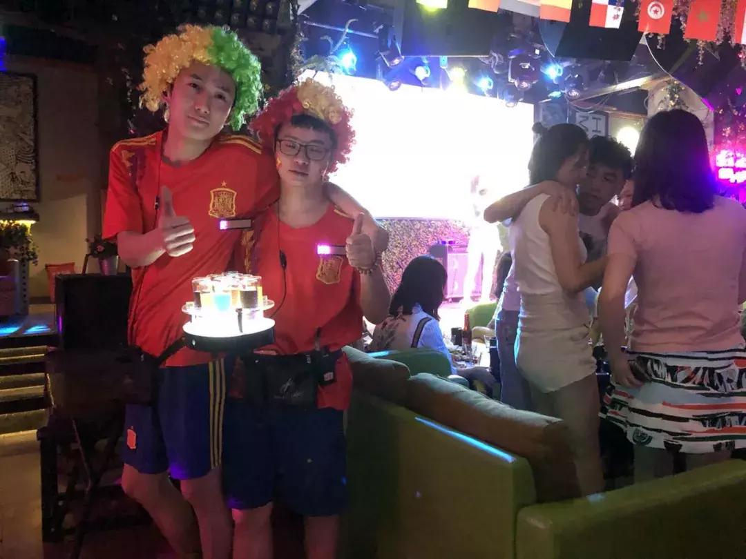 内马尔巴黎看球,内马尔17-18赛季球衣签名