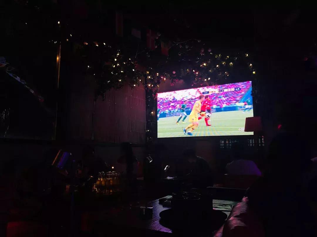 内马尔巴黎看球,内马尔17-18赛季球衣签名