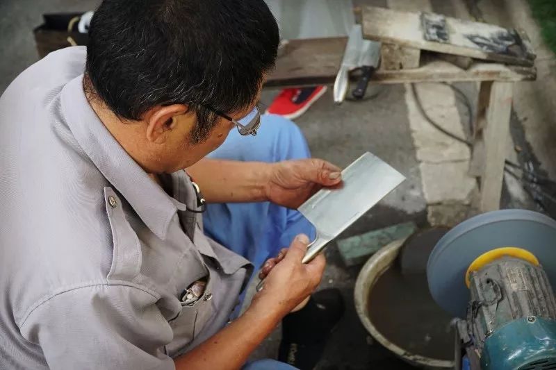 菜刀怎么磨什么角度才锋利耐用,不管菜刀有多钝大厨教你一招