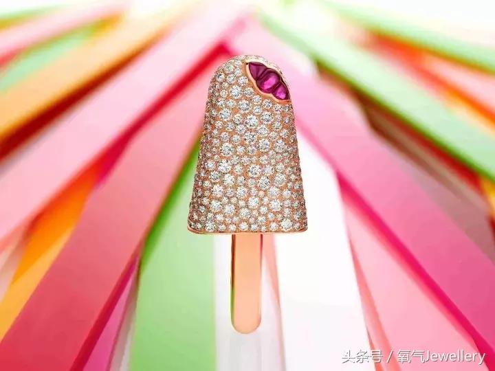 当百万珠宝遇上平民T恤牛仔裤