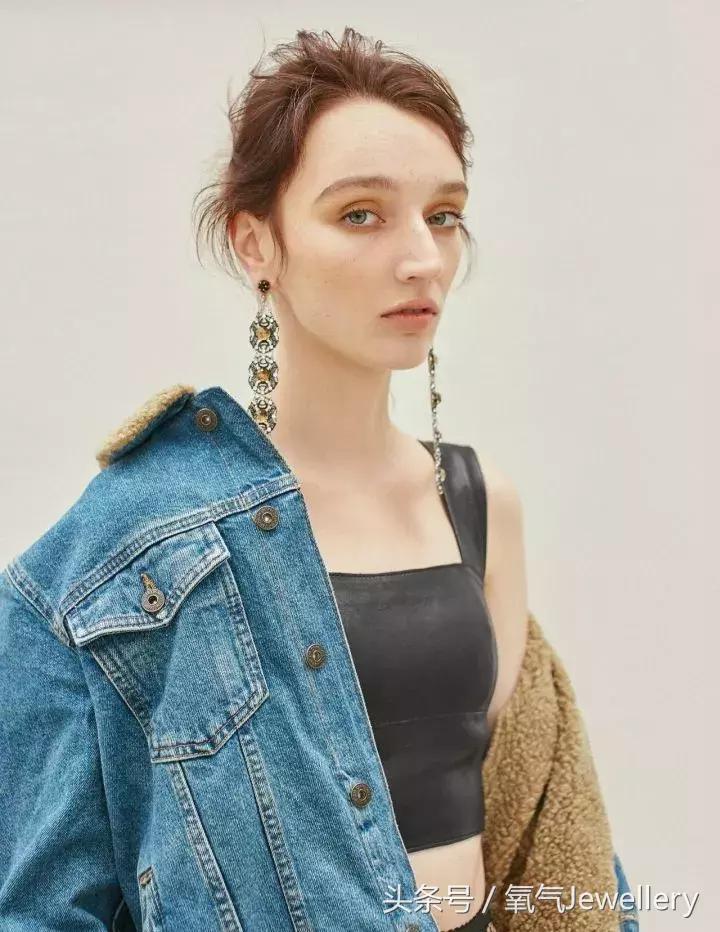 当百万珠宝遇上平民T恤牛仔裤