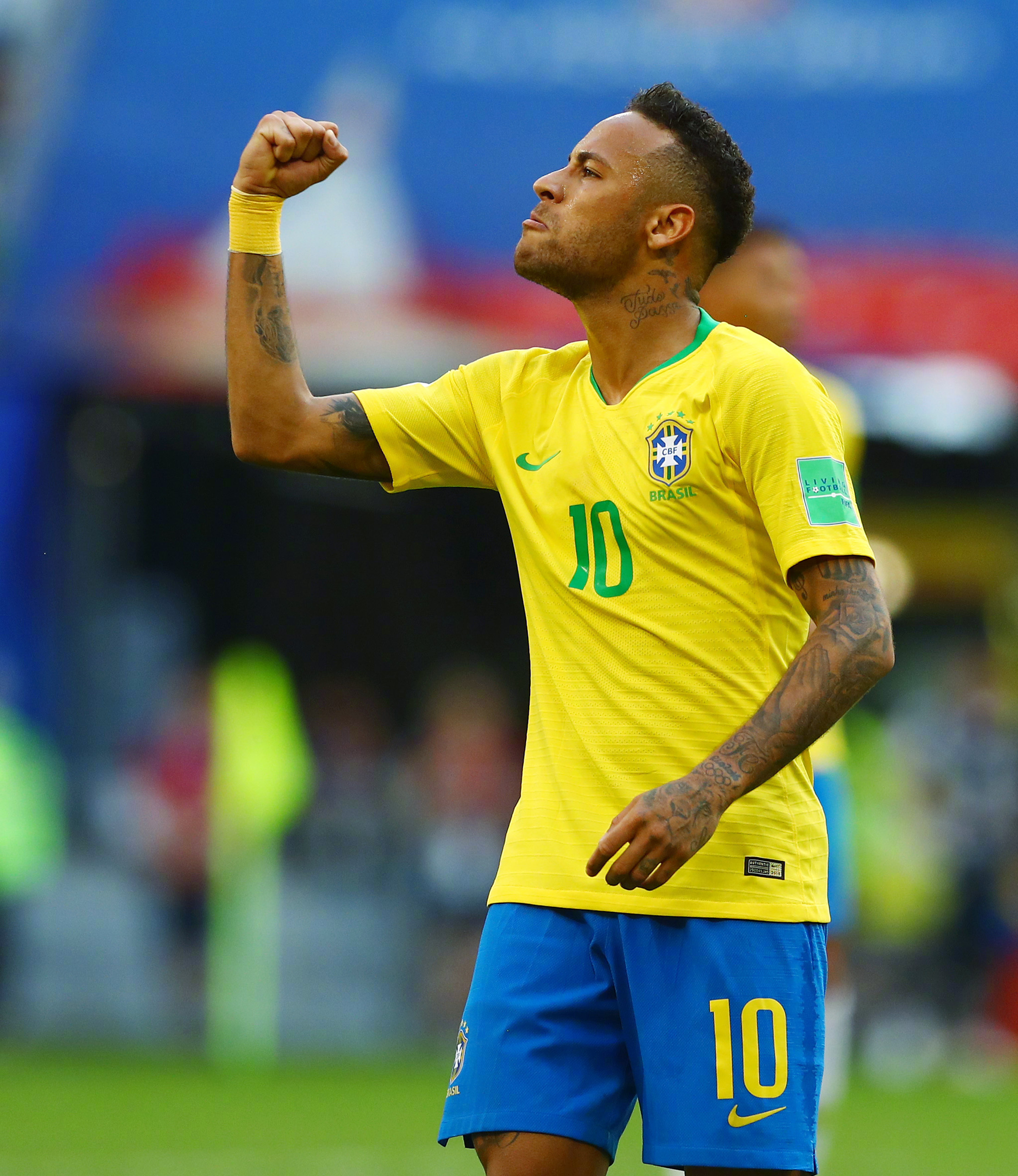 世界杯再现争议，墨西哥球员恶意踩踏内马尔逃红牌！