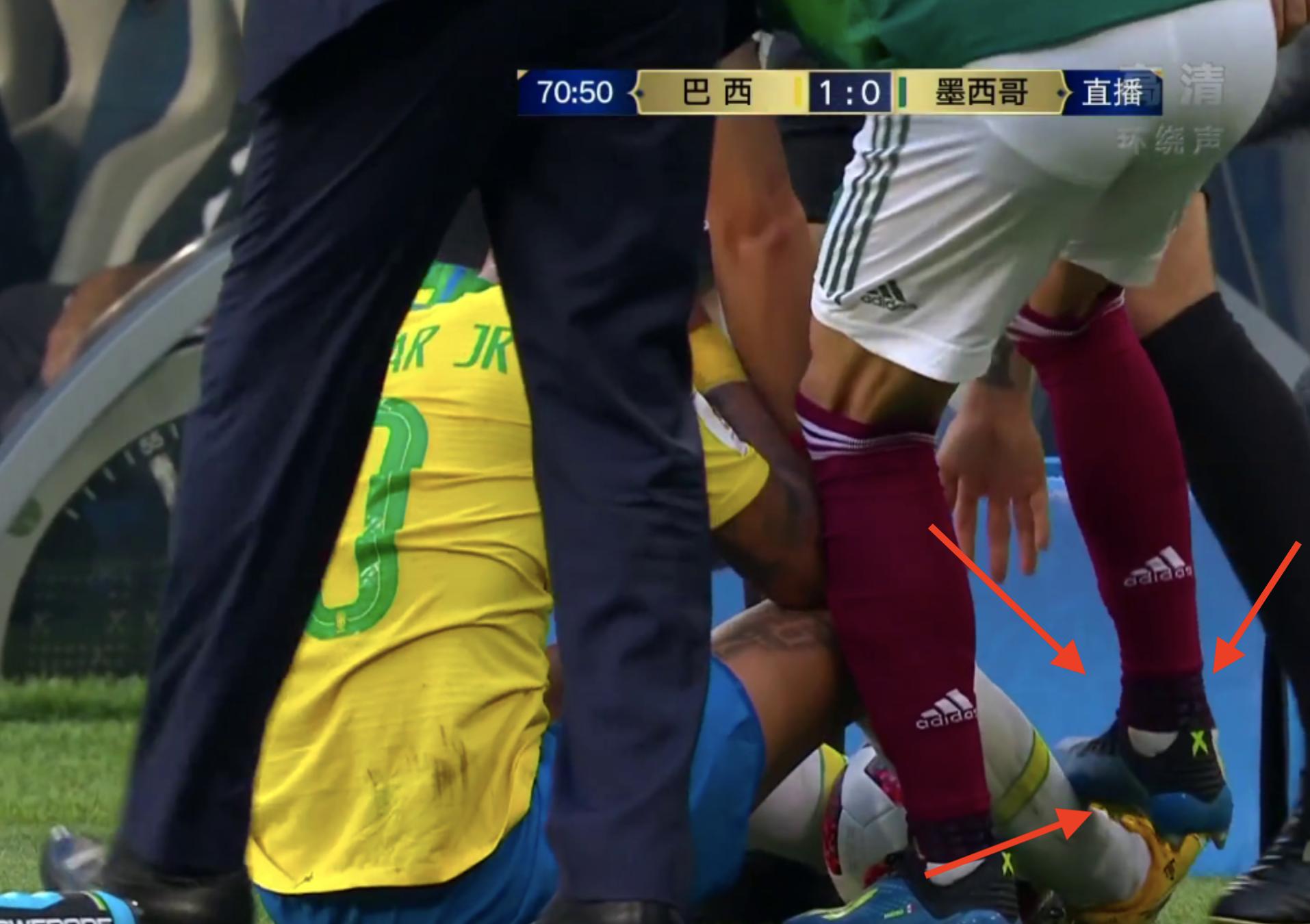 内马尔被踩一幕令人心痛,内马尔被踩伊布回应