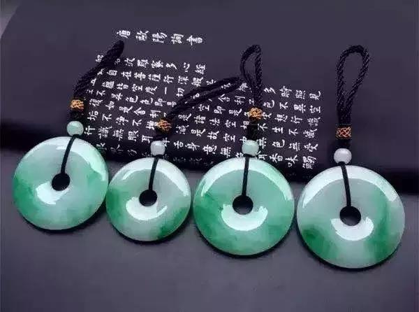 戴翡翠手镯搭配什么饰品,翡翠首饰如何搭配更显美丽与年轻