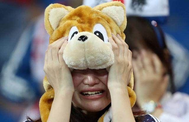 日本赢球女球迷哭了,日本球迷哭泣一旁球迷欢笑视频