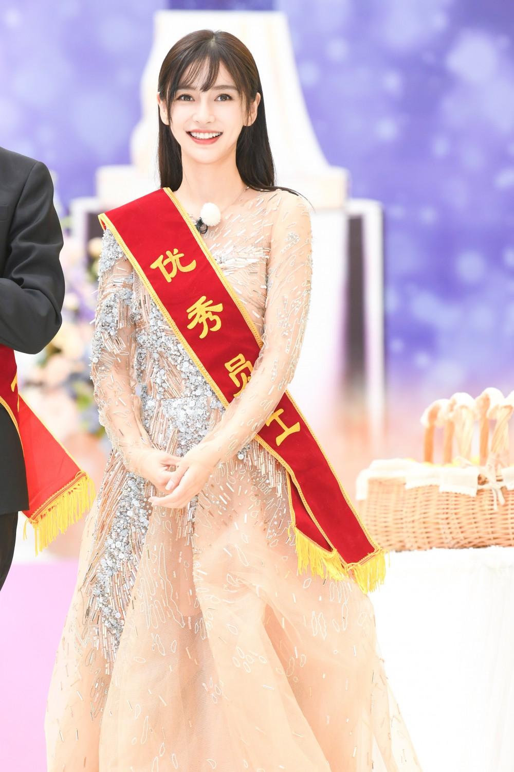 angelababyeliesaab粉色礼服,angelababy奔跑吧造型合集