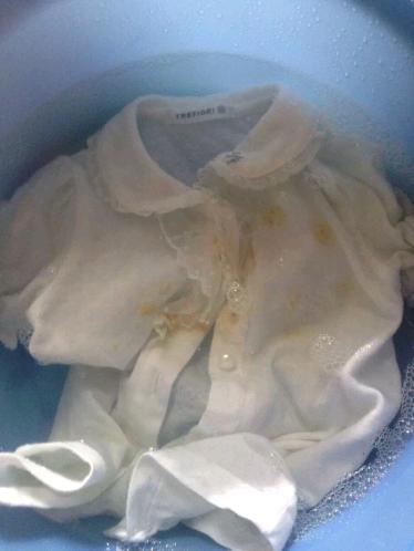 白色衣服染上红酒怎么洗掉小妙招,衣服染上了彩笔颜色怎么才能洗掉