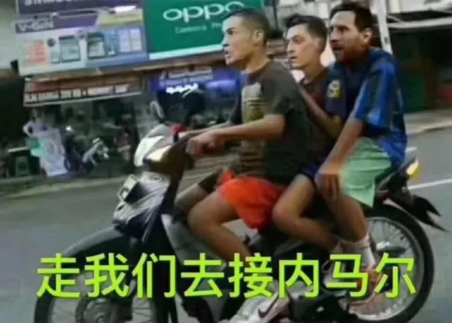 内马尔被踩了几脚,内马尔被三个人踩