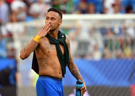 只会内马尔滚？赛后内马尔兴奋脱衣握双臂送飞吻，就差彩虹过人了