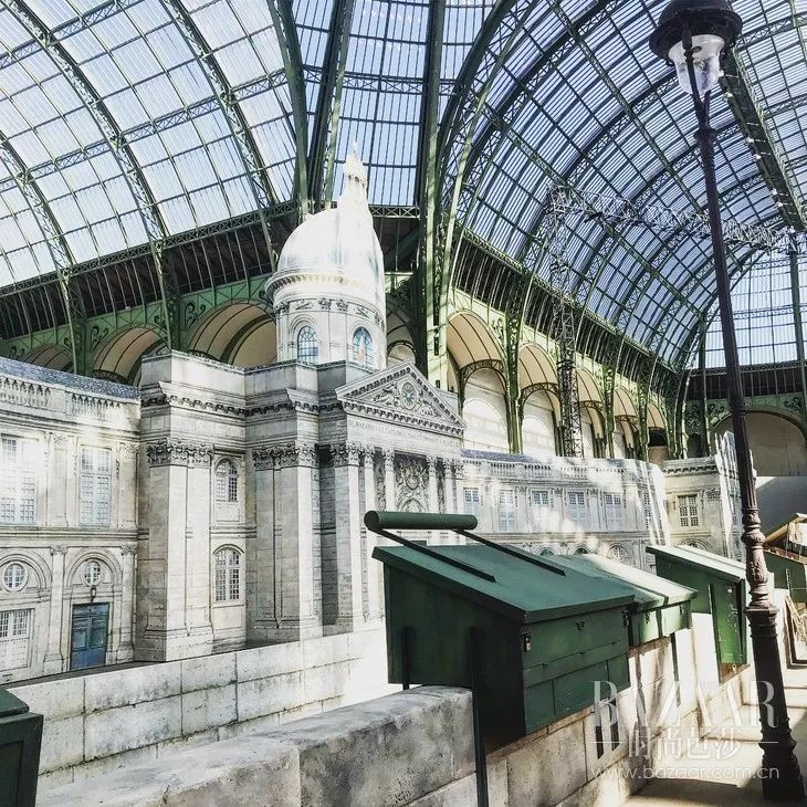 塞纳河倒映着埃菲尔铁塔,香奈儿的绝美高定