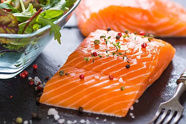 深海渔场海鲜自助餐三文鱼,中国大规模海水养殖三文鱼成功