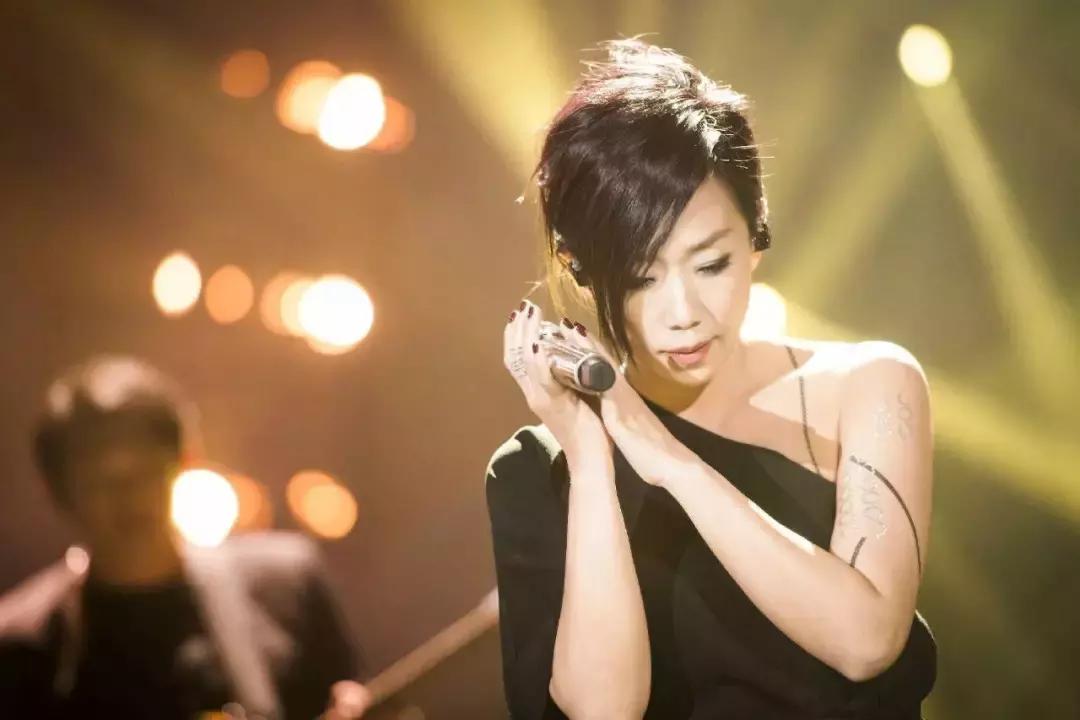 失恋的人听哪首歌就哭了,当年多少人是哭着听完这首歌的