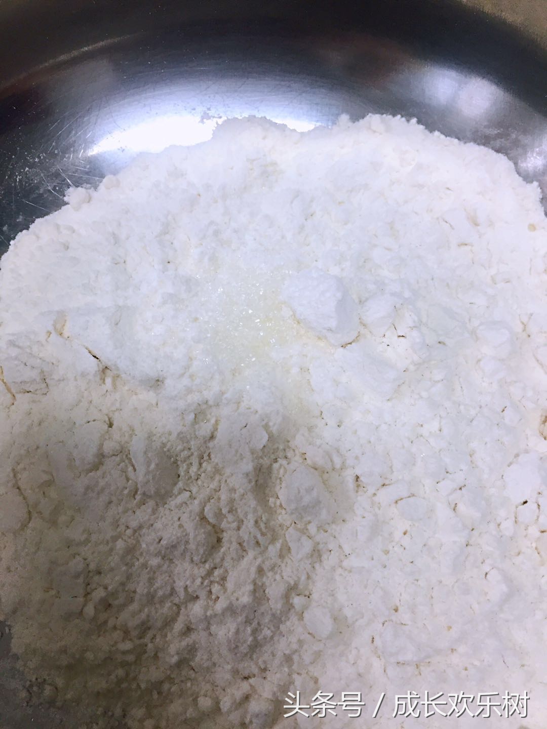 爸爸看世界杯宝宝趴床边,老爸看足球世界杯