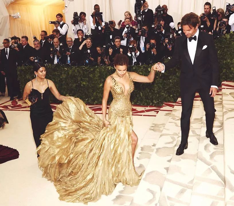 想不到总裁C罗输给了这个男人！其交往5年的超模女友被他拿下了