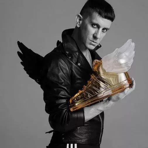 阿迪达斯贝壳头和三叶草的区别,三叶草贝壳头发黄怎么复原