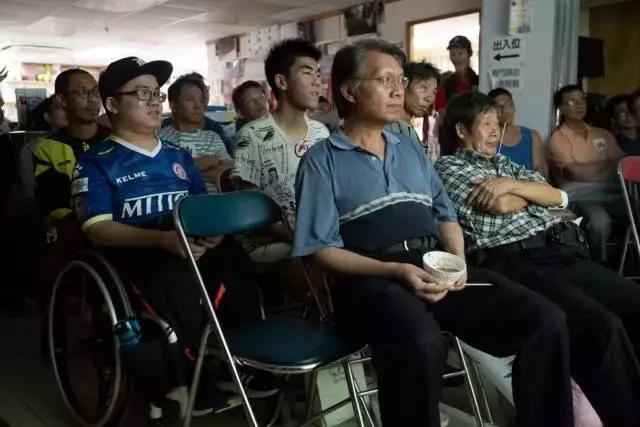 你在家直播看球爽歪歪，香港同胞望眼欲穿哭唧唧……