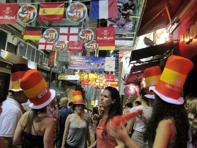 你在家直播看球爽歪歪，香港同胞望眼欲穿哭唧唧……