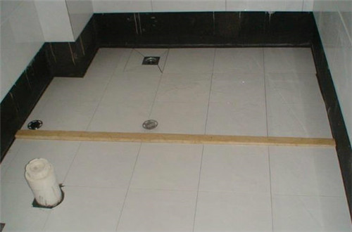 我家卫生间漏水渗到楼下咋修复,卫生间渗水的最佳解决方法