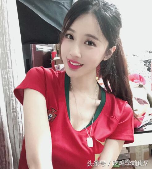 轩子巨2兔练习滑铲和盘带，网友：这是假摔和跳舞吧！