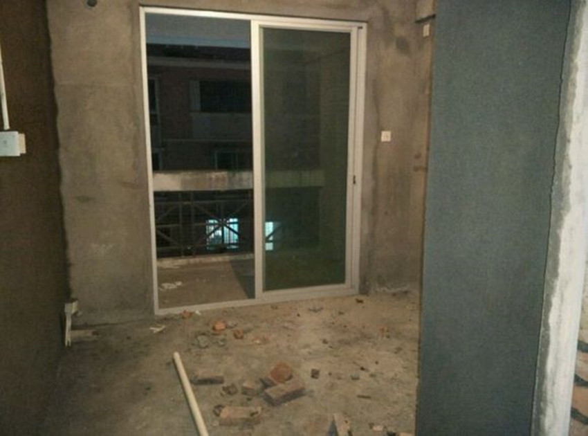 烦，阳台太大了！移门墙挪10公分，老师傅一愣，反过来说拜我为师