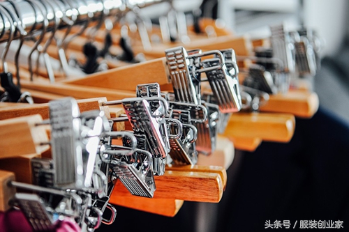 摆地摊卖服装赚钱吗,服装摆地摊有什么技巧