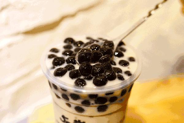 男孩喝珍珠奶茶呛喉死亡,男生喝珍珠奶茶因呛到气管身亡